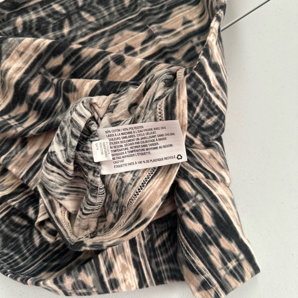 Patterned V-Neck Women's Top - Picture 2 of 6